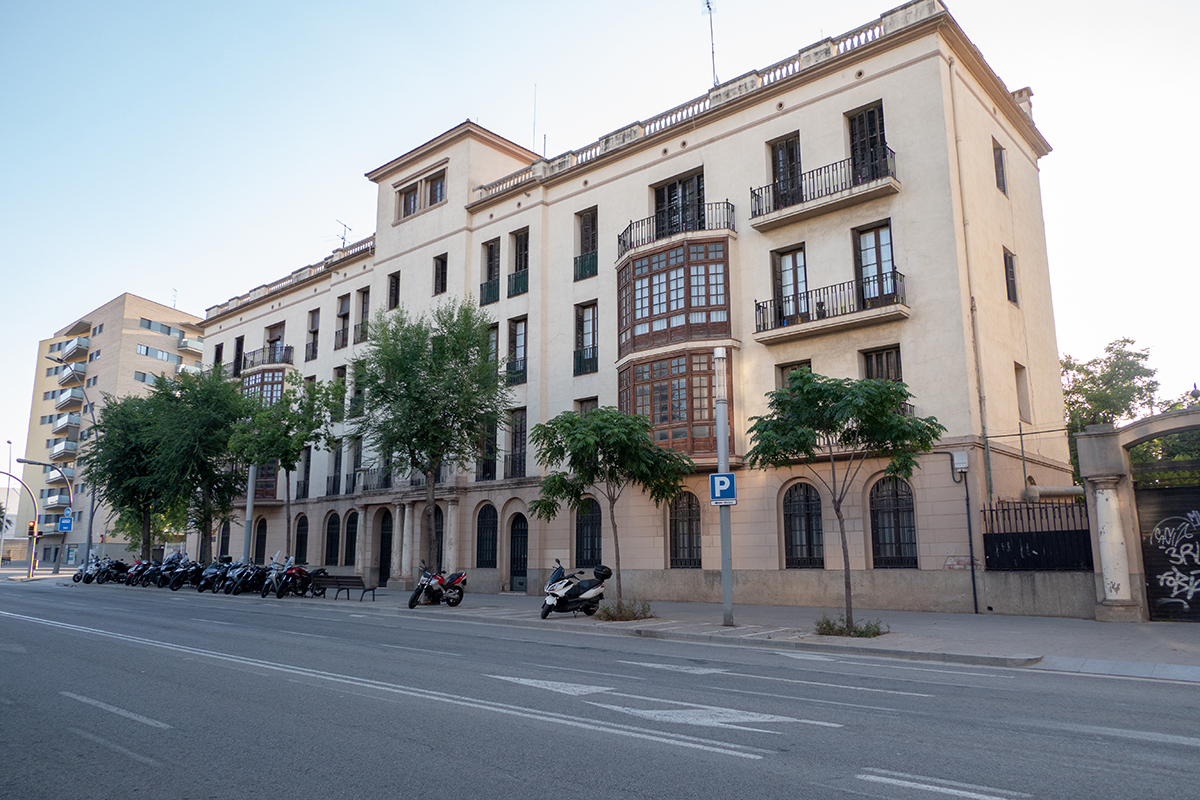 Cent anys de cases per a militars a Barcelona