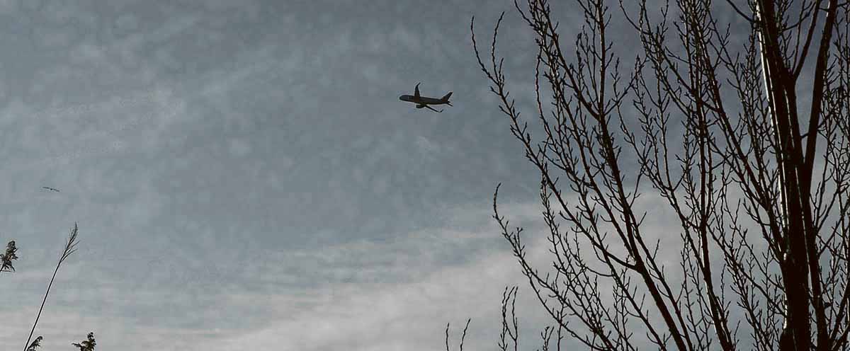 Un avió s’enlaira des de l’aeroport del Prat, sobrevolant el delta del riu Llobregat