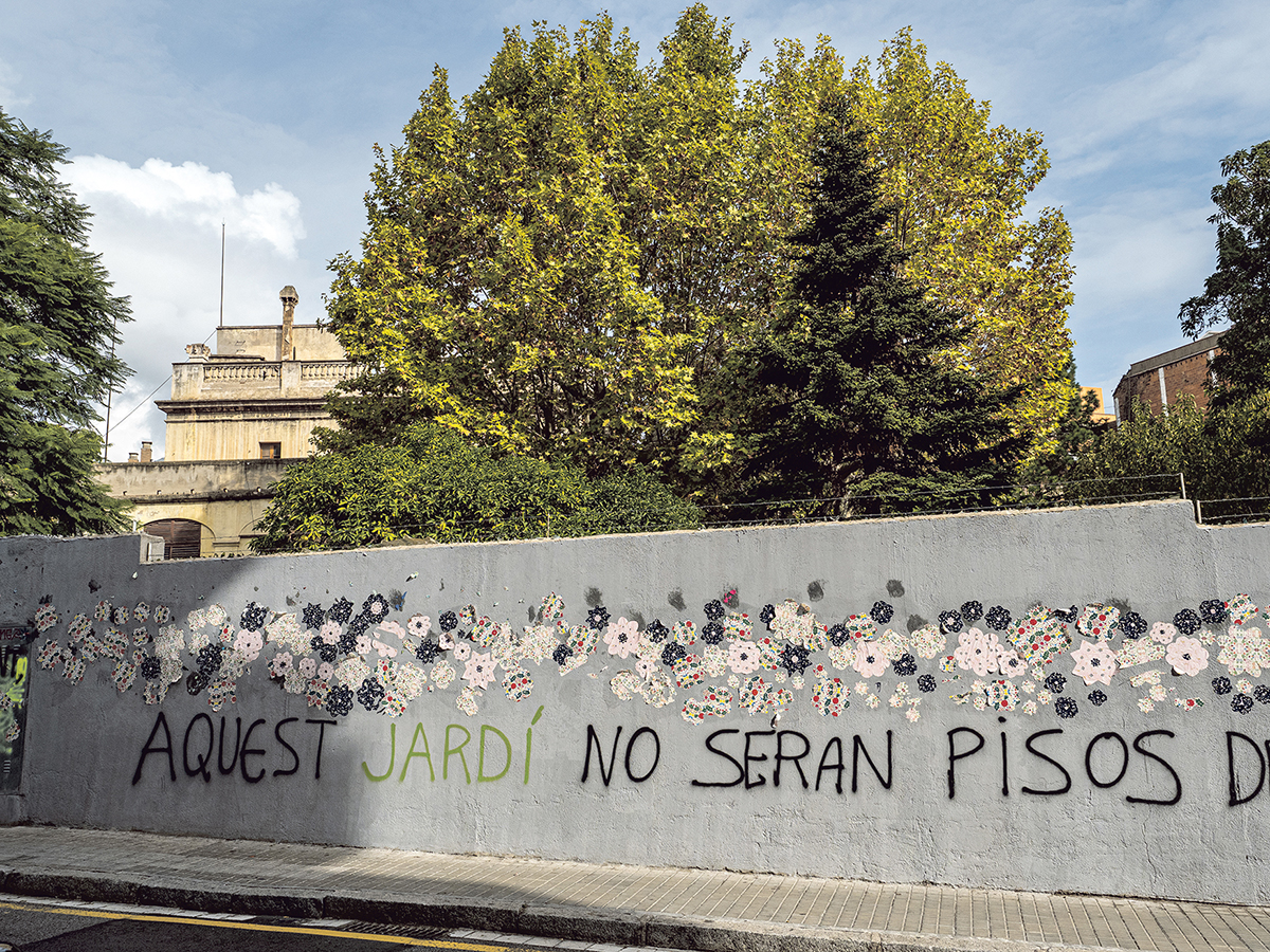 Pintada que reclama la protecció de l’antiga masia de Can Raventós i el seu jardí, a Sarrià