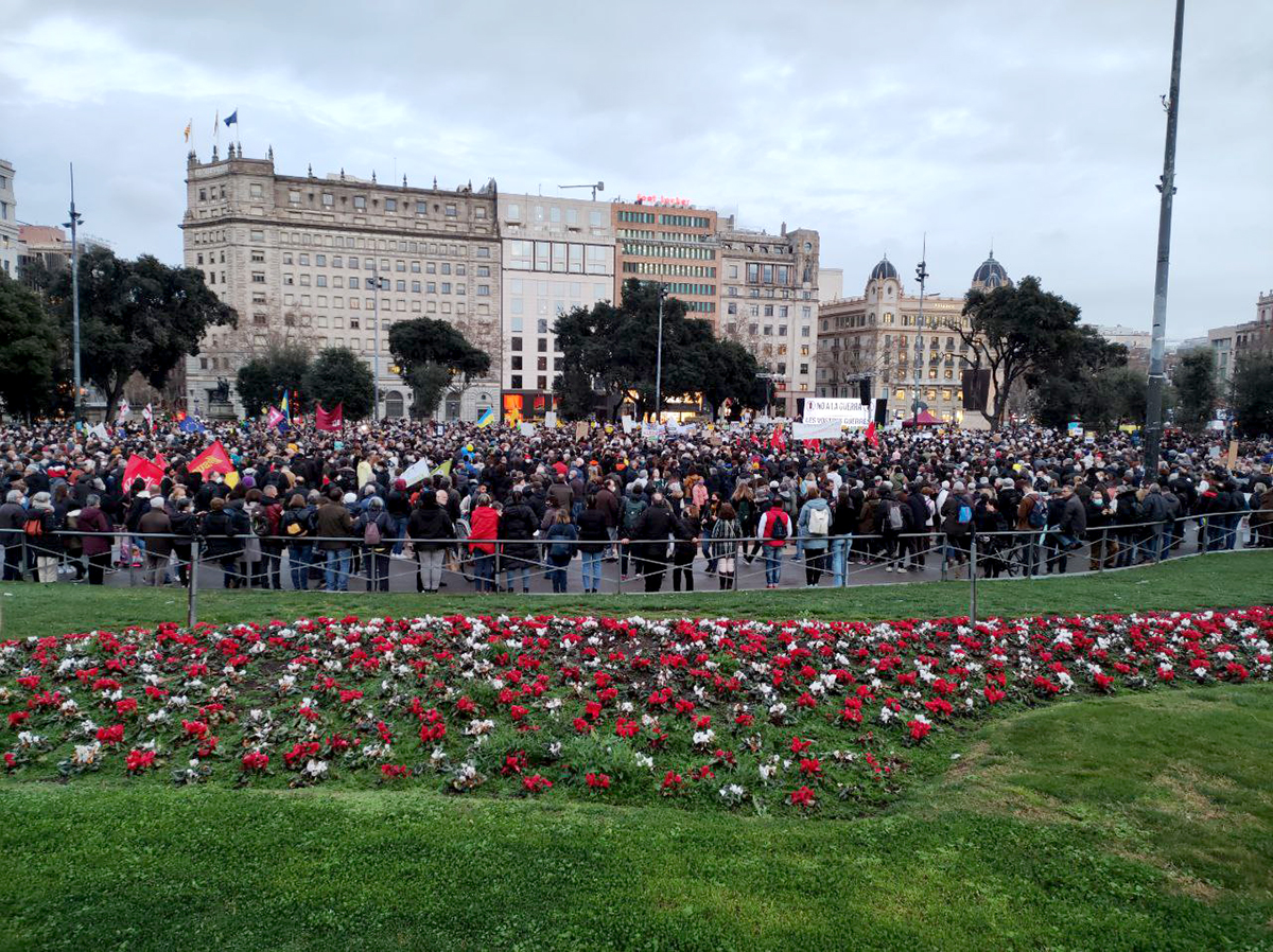 Concentració contra la guerra a Ucraïna, a la plaça de Catalunya