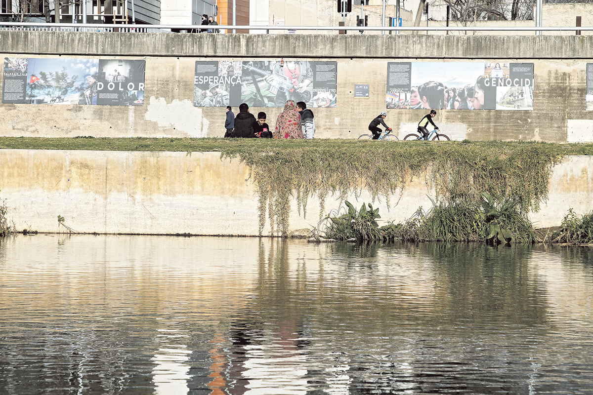 Instal·lació fotogràfica ‘Diaris de viatges’, a la llera del riu Besòs a Santa Coloma de Gramenet