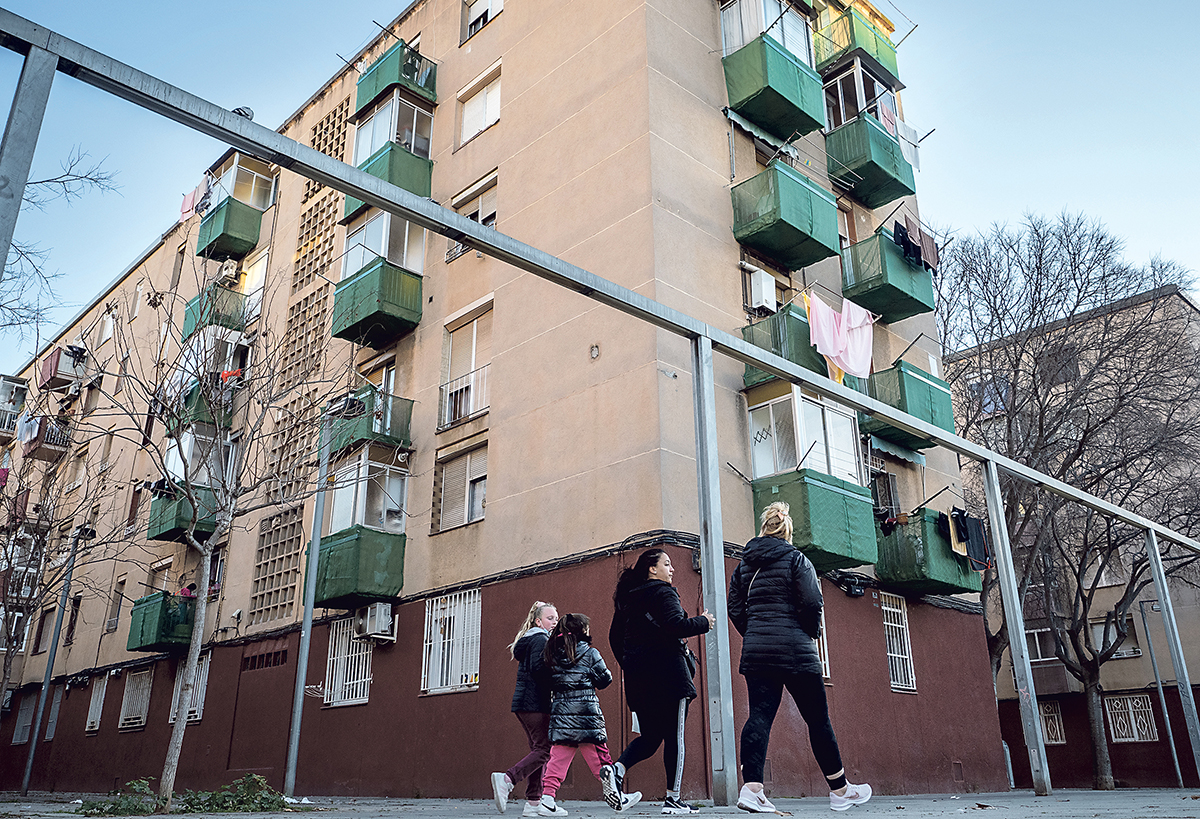Un bloc de pisos del barri del Besòs i el Maresme amb els balcons protegits per evitar despreniments