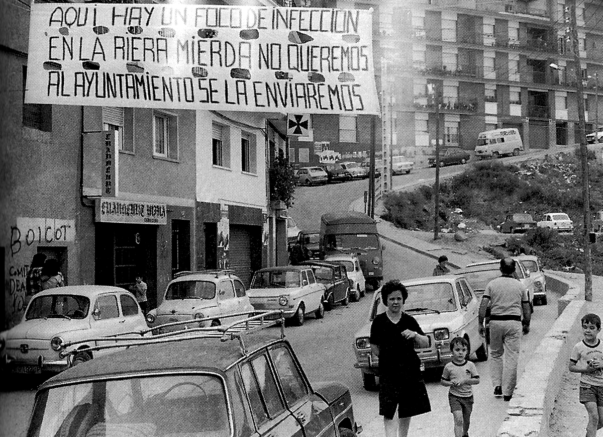 Un cartell denuncia el mal estat d'una riera al barri de les Roquetes, a Nou Barris
