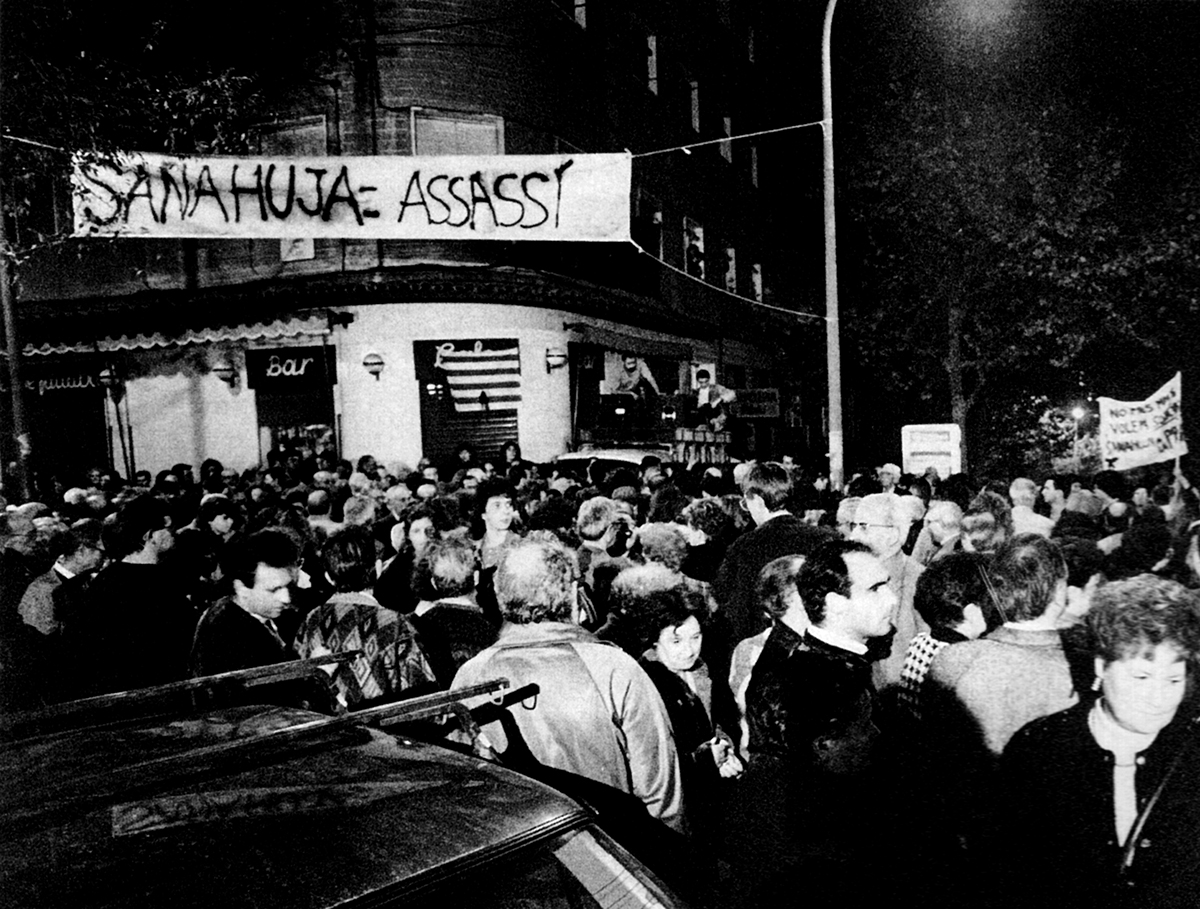 Manifestació al Turó de la Peira després de l'esfondrament de l'edifici del carrer de Cadí on va morir una dona, el 1990