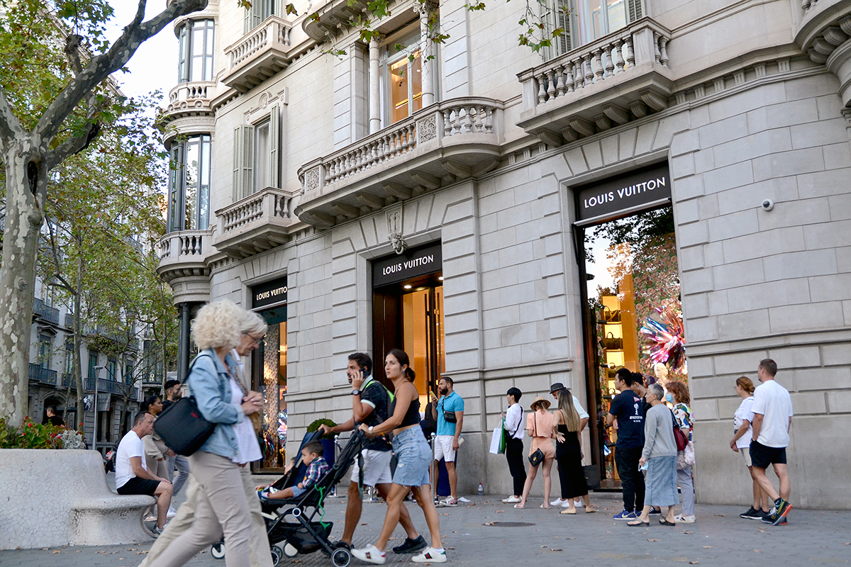 Cua per entrar a la botiga de Louis Vuitton al passeig de Gràcia