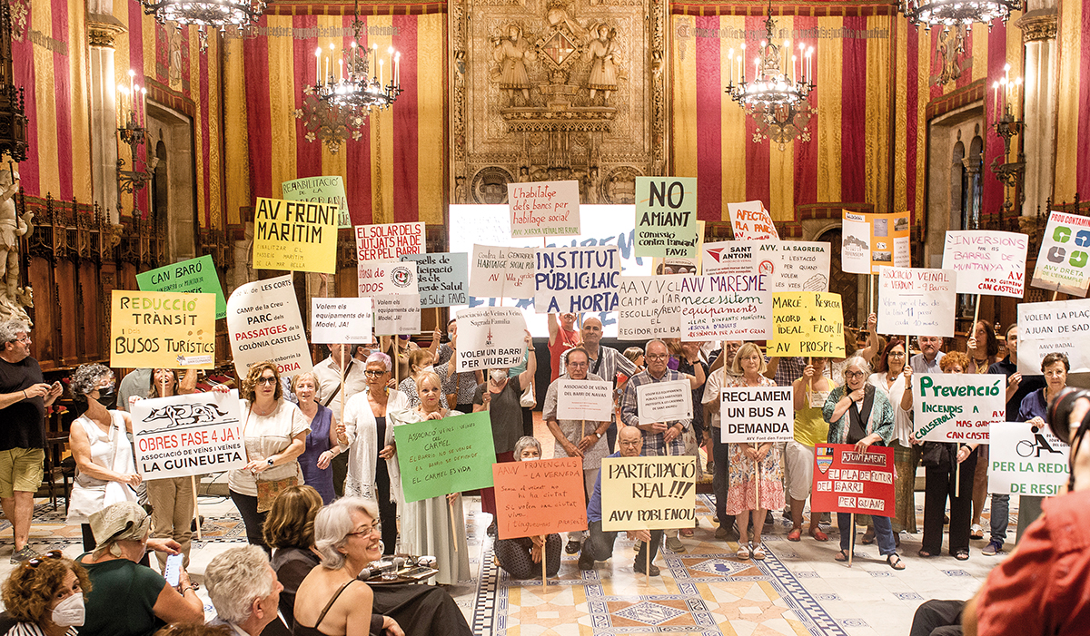 Les associacions veïnals de Barcelona mostren pancartes amb les seves reivindicacions, històriques i actuals, al Saló de Cent, el 7 de juliol passat