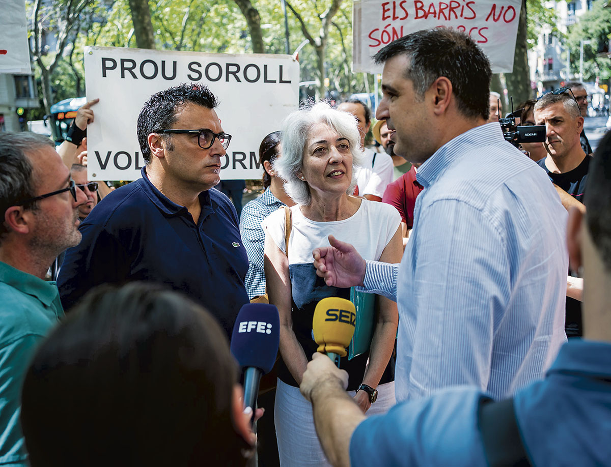 Roger Pallarols, a la dreta, parla amb els veïns -entre ells Miquel Prats i la presidenta de la Favb, Ana Menéndez- que es manifestaven contra el soroll davant la seu del Gremi de Restauració, el passat juliol