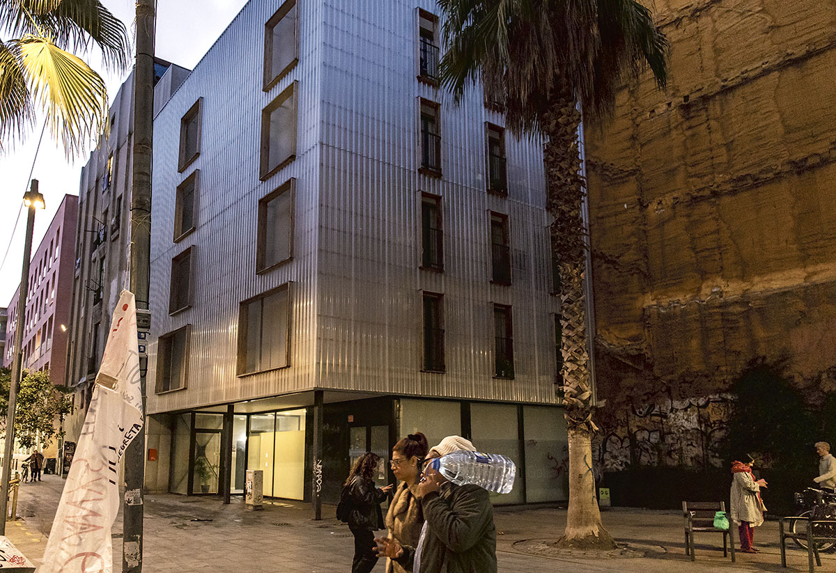 El edificio de Aprop Ciutat Vella, en la calle Nou de Sant Francesc con Josep Pijoan, en una noche de invierno