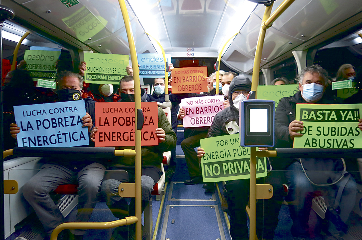 Activistes de Nou Barris 'baixen' en bus a la plaça de Sant Jaume, per manifestar-se contra els talls de llum, l'any 2021