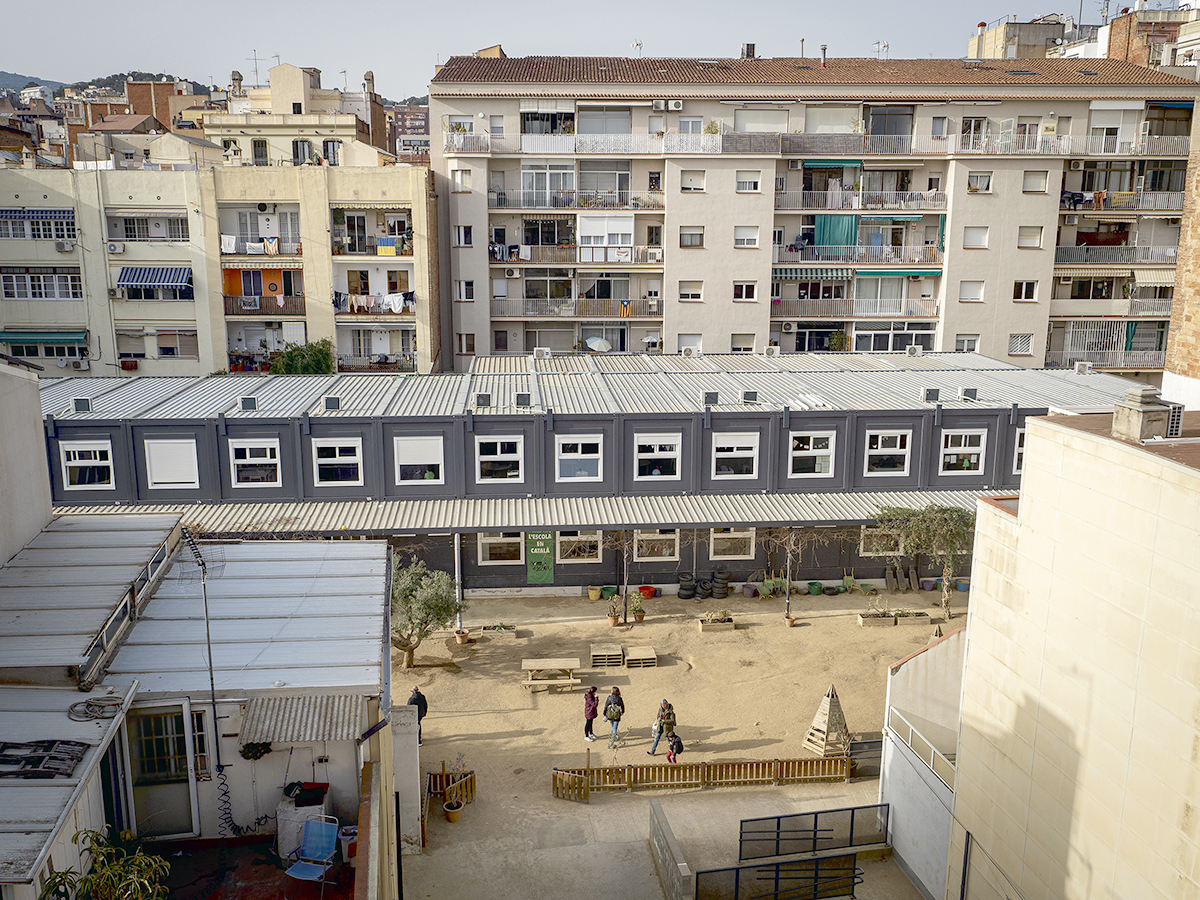 L’escola Teixidores de Gràcia, que imparteix classes en barracots mentre espera una nova ubicació
