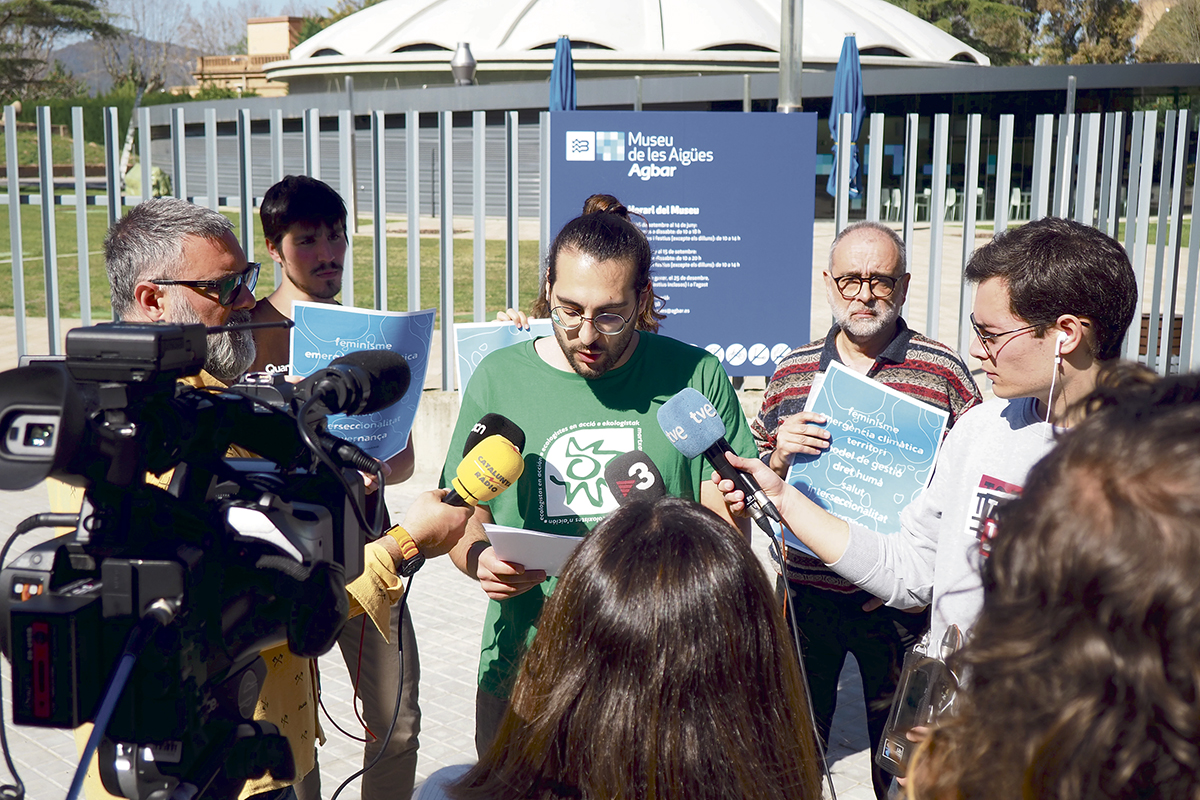 Moviments socials, ecologistes i veïnals van fer públic el passat mes de març un document amb 42 propostes per a la gestió de l’aigua a la porta del Museu de les Aigües d’Agbar, a Cornellà de Llobregat